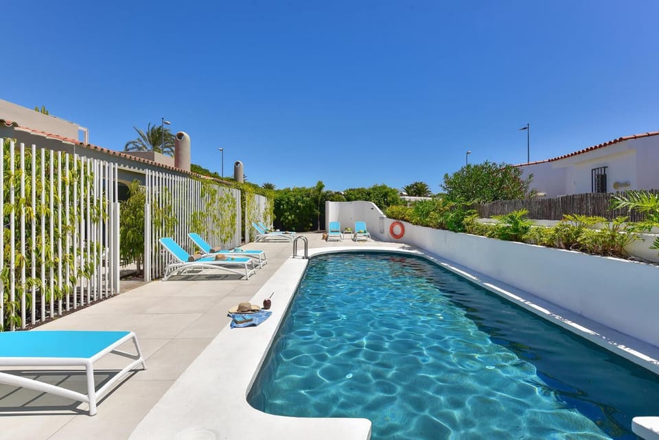 Day, Swimming pool, sunbed