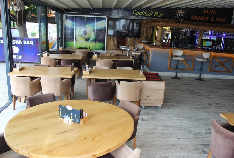 Restaurant/places to eat, Nightclub / DJ, Lounge or bar, Food and drinks, Banquet/Function facilities, Seating area, Dining area, Food, Breakfast, Lunch, Drinks, Alcoholic drinks, Non alcoholic drinks, microwave