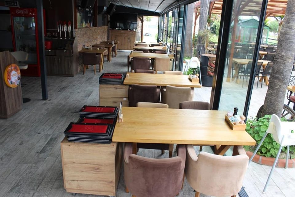 Restaurant/places to eat, People, Activities, Food and drinks, Other, Banquet/Function facilities, On site, Food, Entertainment, Breakfast, Lunch, Dinner, Drinks, Alcoholic drinks, Non alcoholic drinks, children, Family, internet