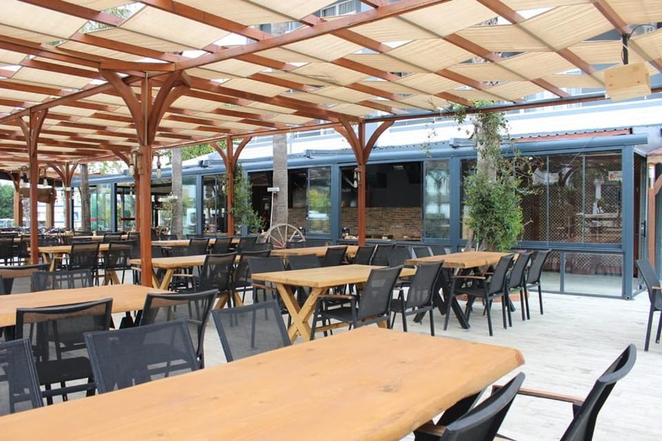 Restaurant/places to eat, Day, People, Food and drinks, Banquet/Function facilities, On site, Entertainment, Meals, Breakfast, Alcoholic drinks, Non alcoholic drinks, children, internet