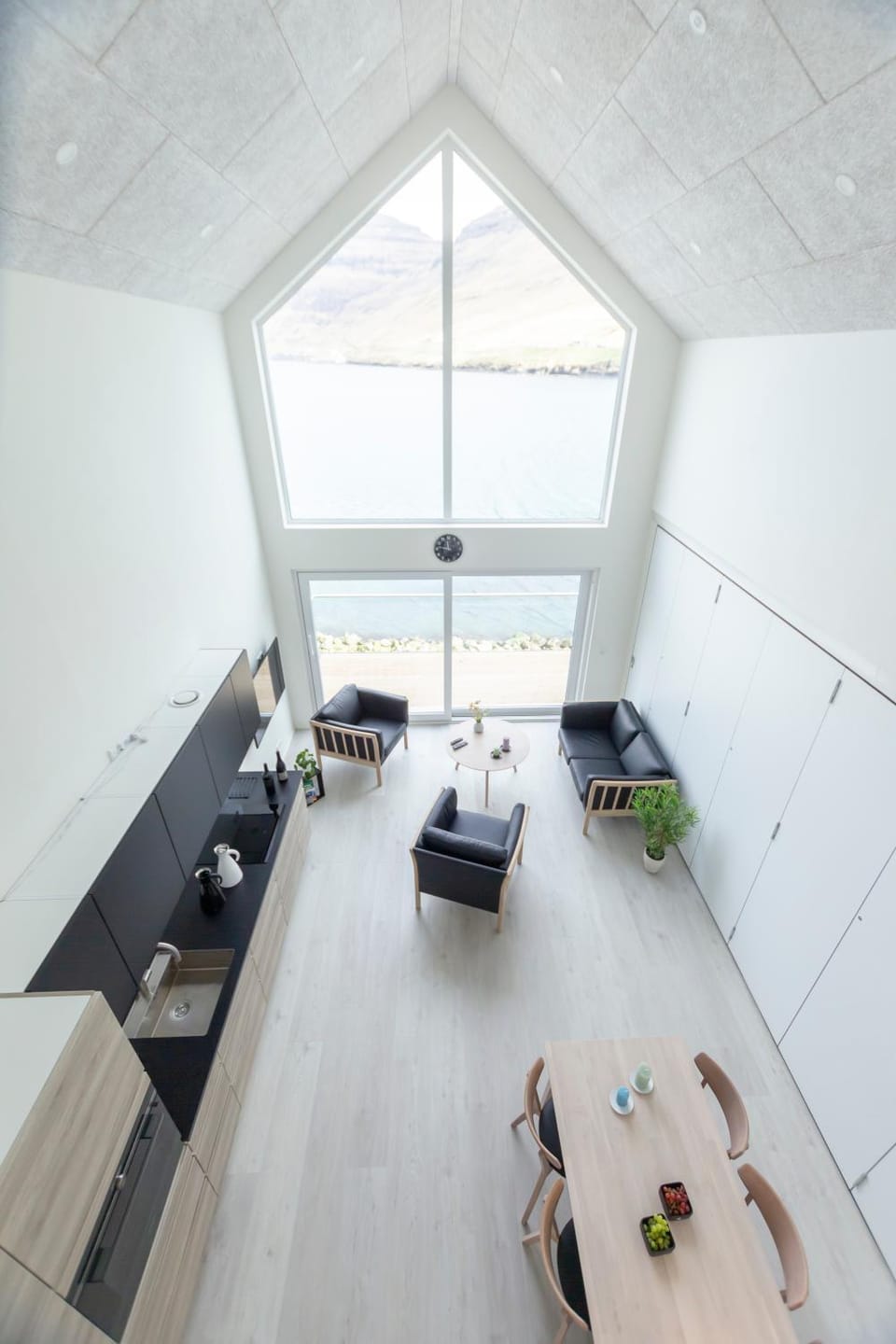 TV and multimedia, Kitchen or kitchenette, Living room, Seating area, Dining area