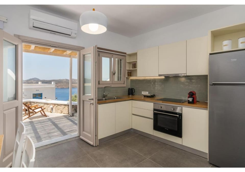Kitchen or kitchenette, Dining area, minibar, pet friendly
