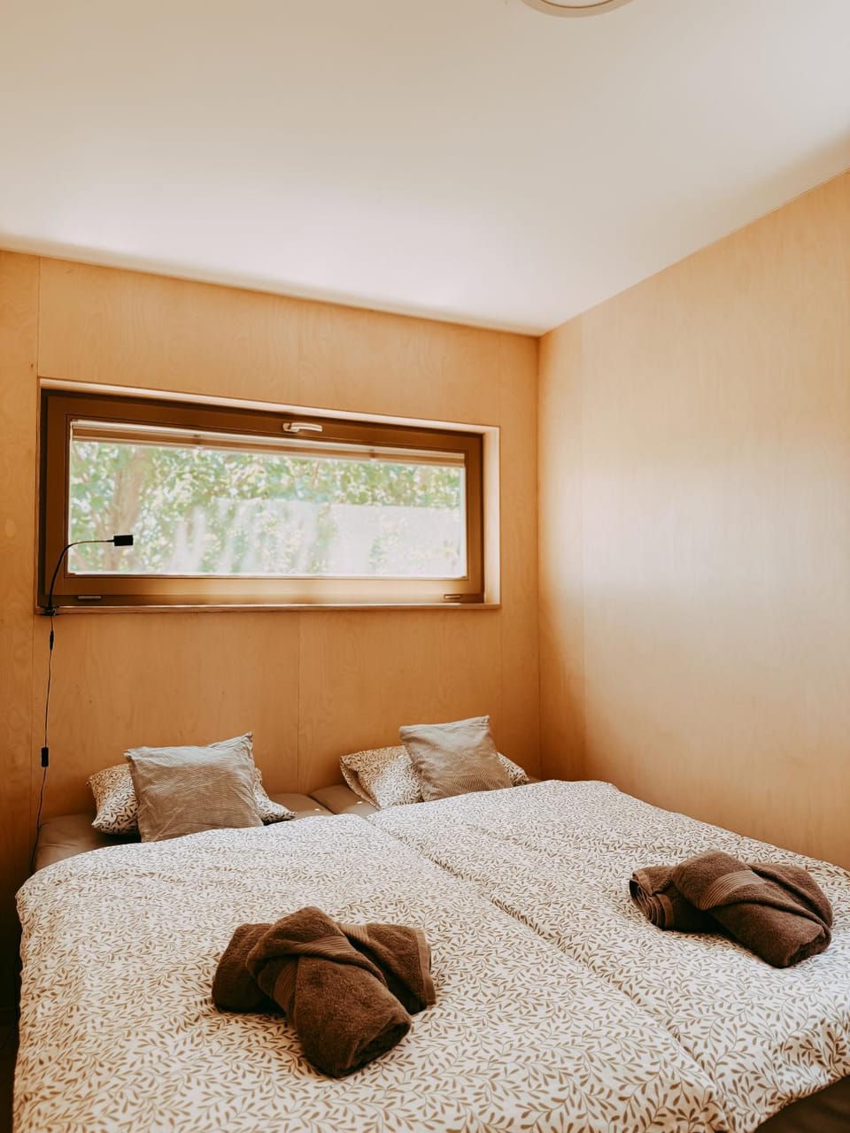 Bed, Bedroom, room service, towels