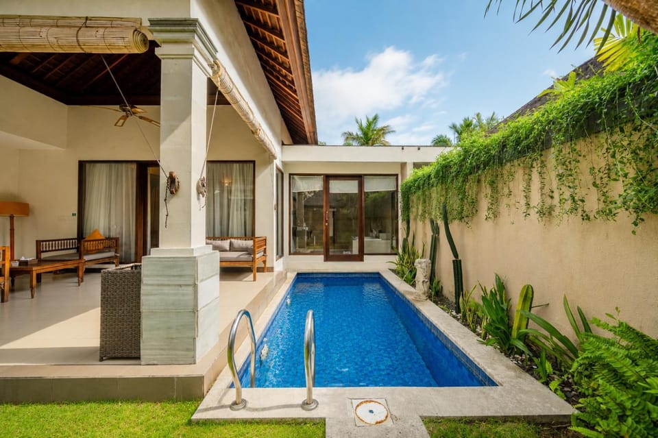 Property building, Garden, Pool view, Swimming pool