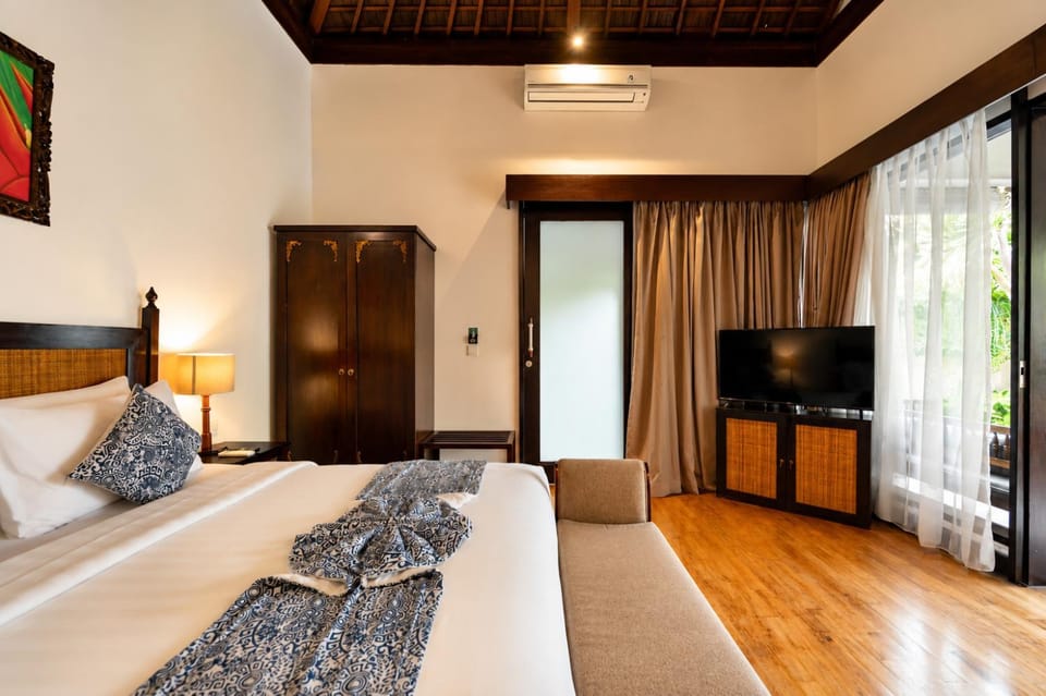 Bed, TV and multimedia, Bedroom