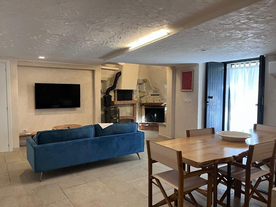 TV and multimedia, Living room, Seating area, Dining area