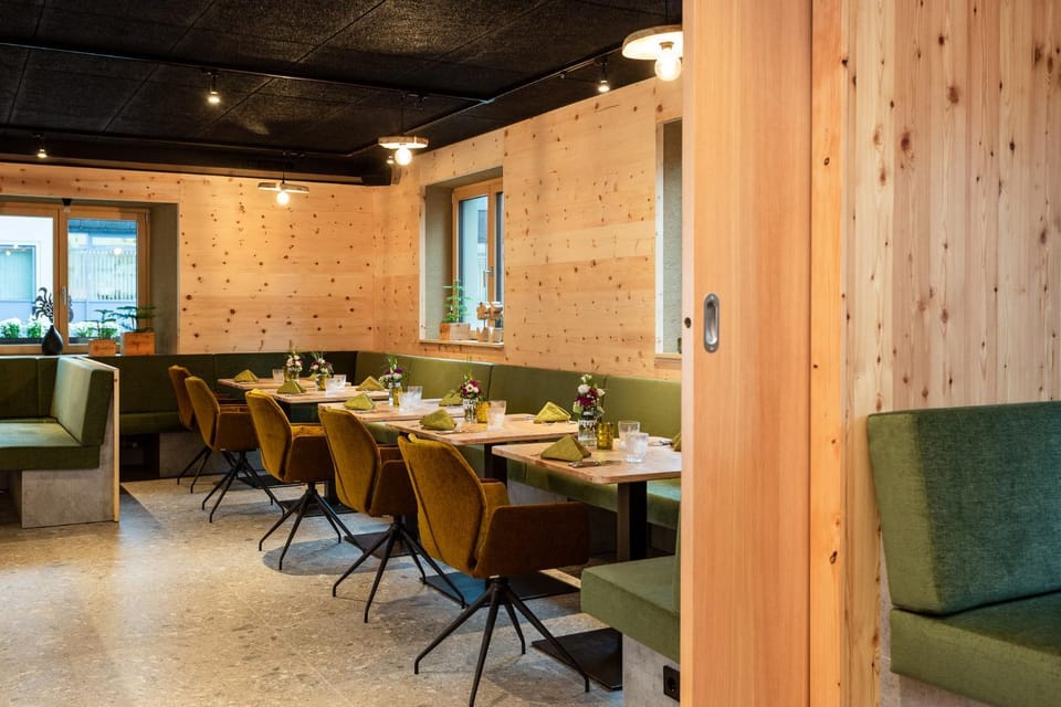 Restaurant/places to eat, Banquet/Function facilities, Seating area