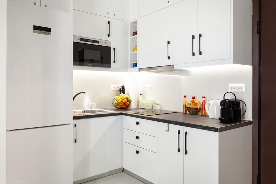 Coffee/tea facilities, Kitchen or kitchenette, stove
