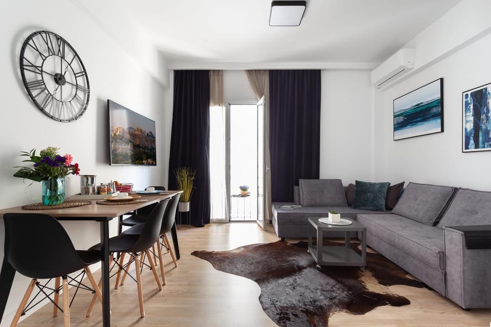 TV and multimedia, Seating area, Dining area