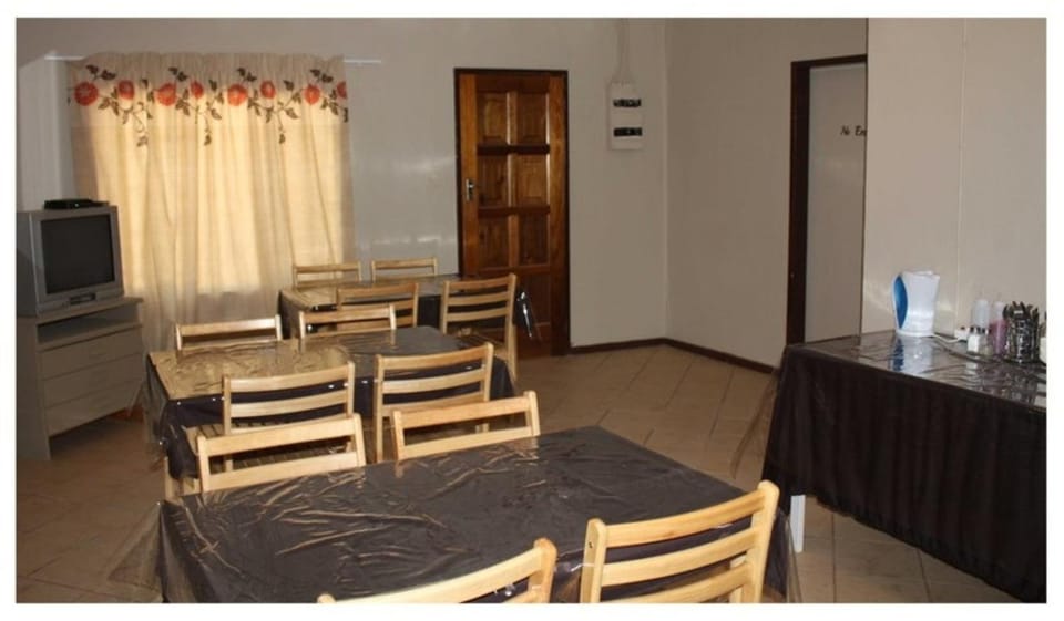 Restaurant/places to eat, Communal lounge/ TV room, TV and multimedia, Living room, Dining area