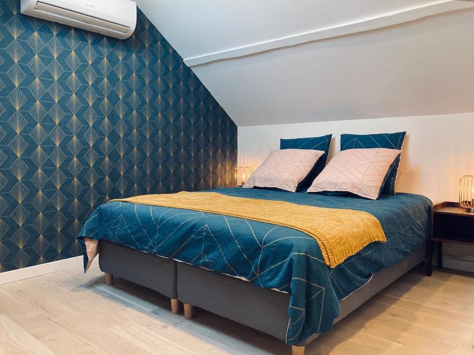 Bed, Photo of the whole room, Bedroom, air conditioner