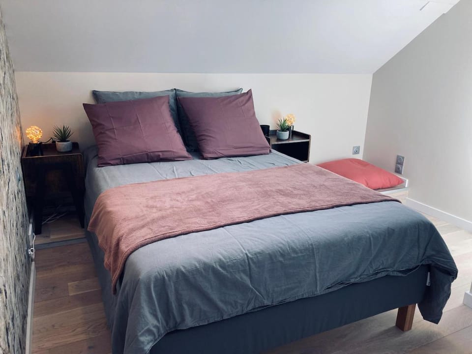 Bed, Bedroom, air conditioner