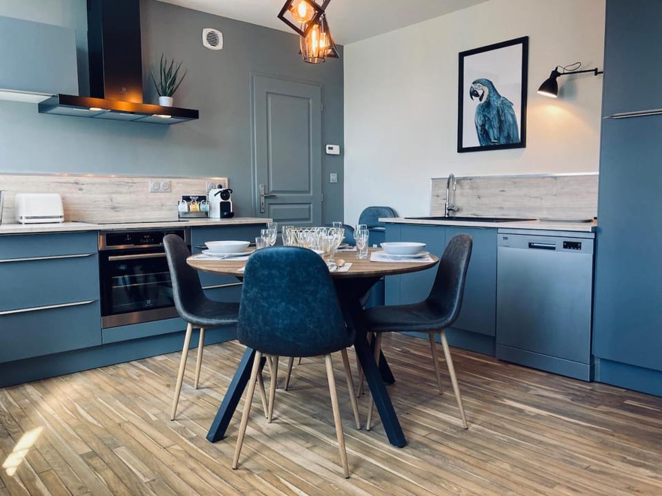 Kitchen or kitchenette, Dining area