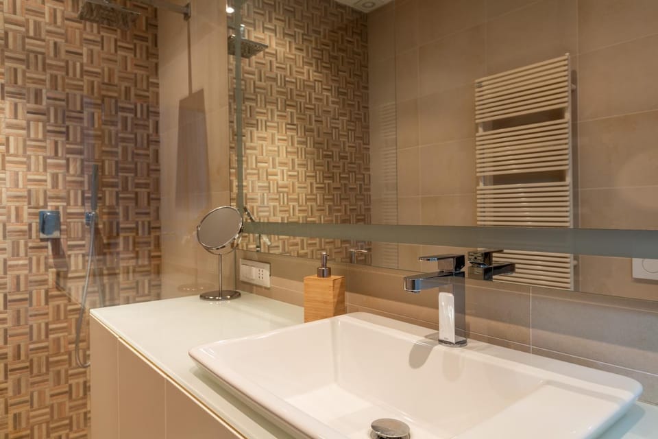 Shower, Toilet