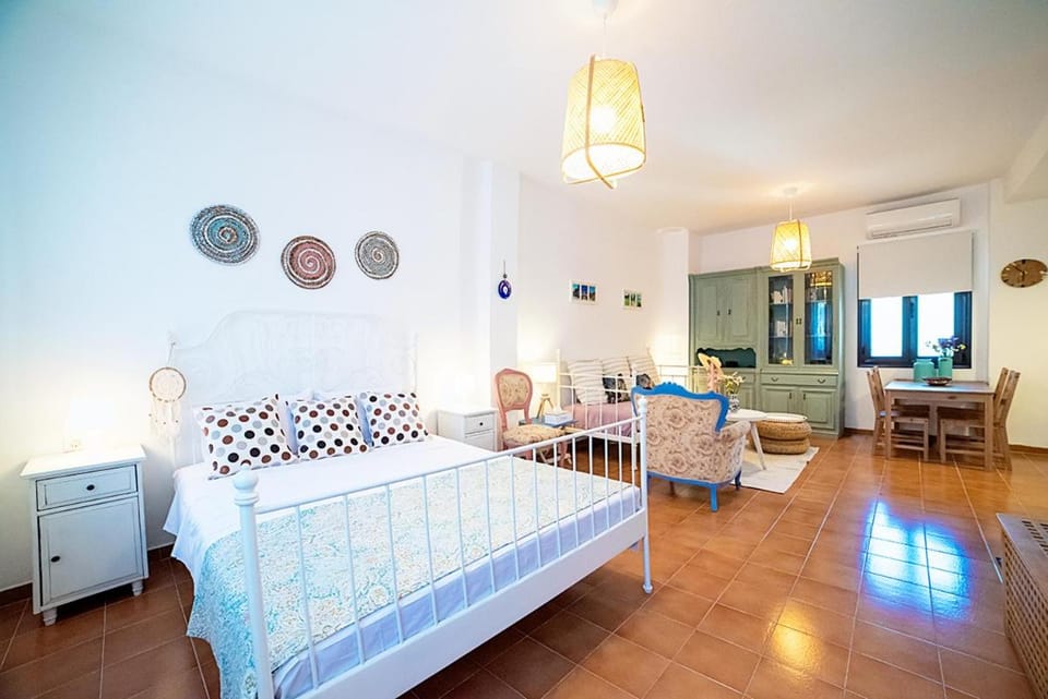 Photo of the whole room, Bedroom