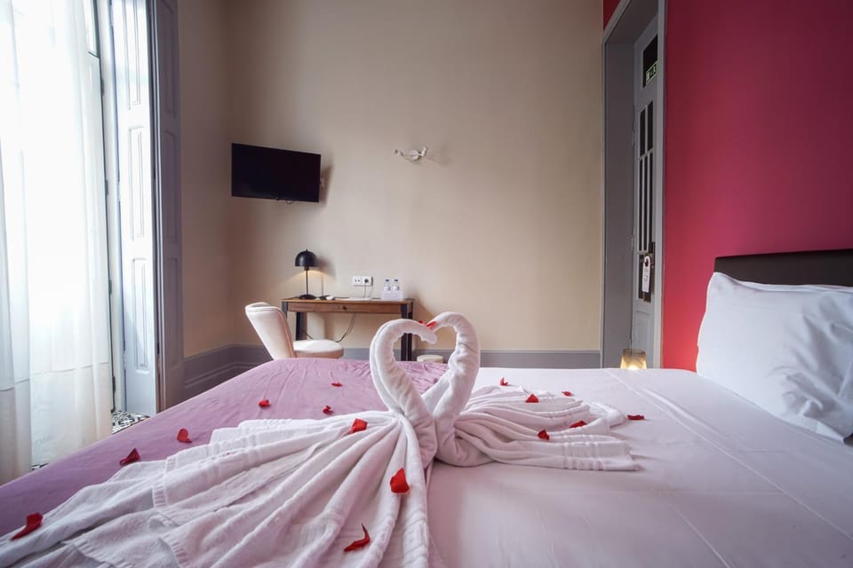 Bed, TV and multimedia, Photo of the whole room, Decorative detail, Bedroom, City view