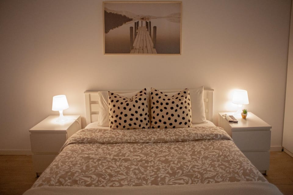 Bed, TV and multimedia, Bedroom, air conditioner