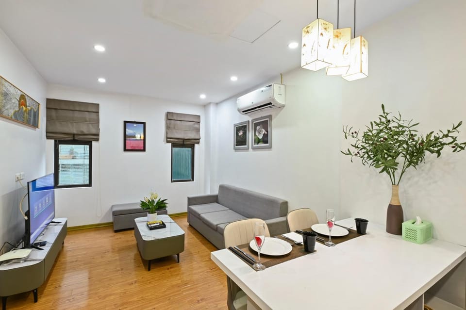 TV and multimedia, Living room, Seating area, air conditioner