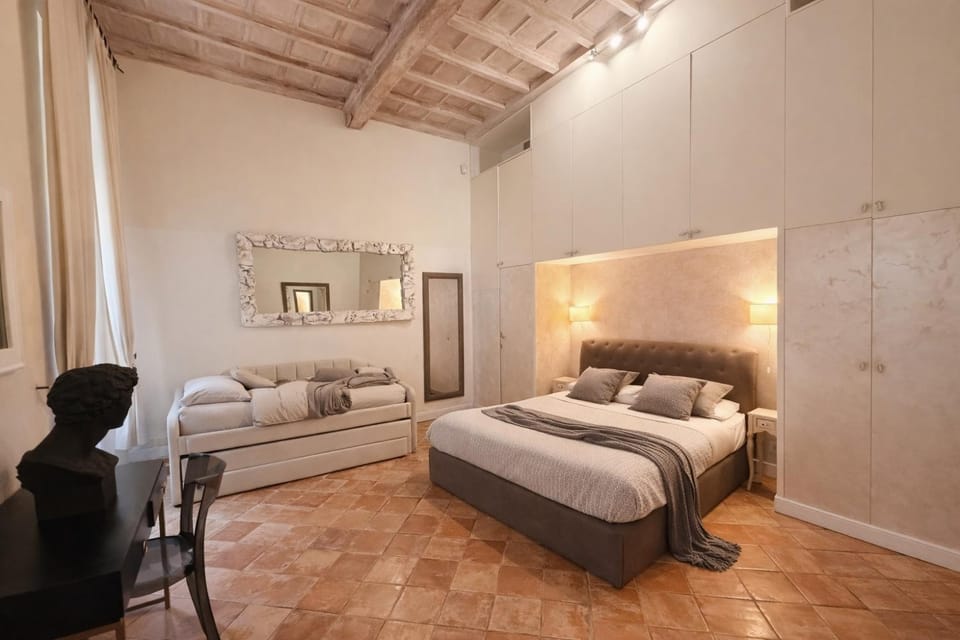 Luxury Apartment in Via dei Cartari Spacious, Elegant, Central Rome Apartment in Rome