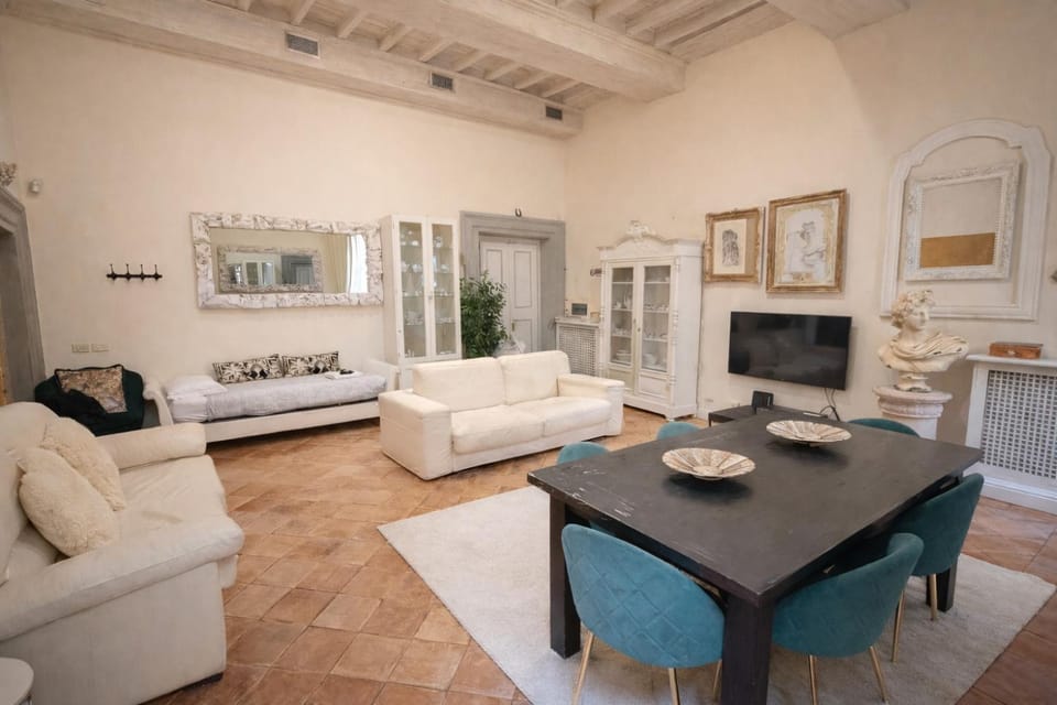 Luxury Apartment in Via dei Cartari Spacious, Elegant, Central Rome Apartment in Rome