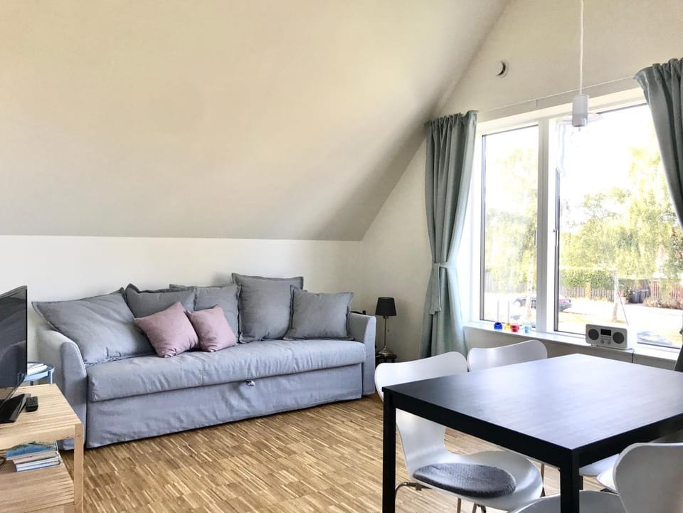 TV and multimedia, Living room, Dining area, Garden view, Quiet street view