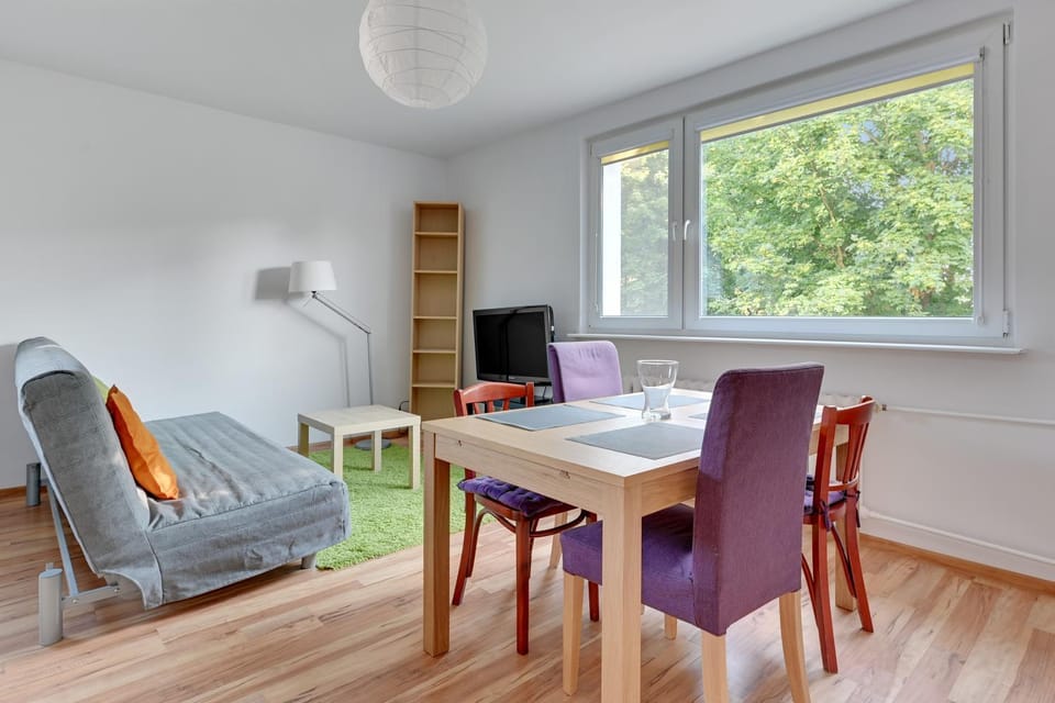 Communal lounge/ TV room, TV and multimedia, Living room, Seating area, Dining area