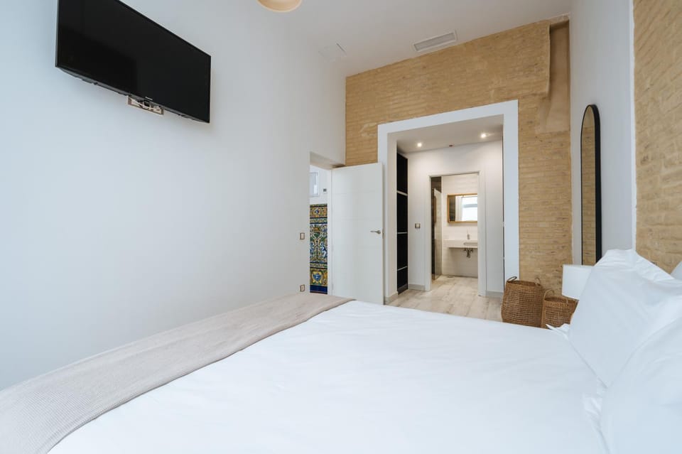Bed, TV and multimedia, Photo of the whole room, Bedroom