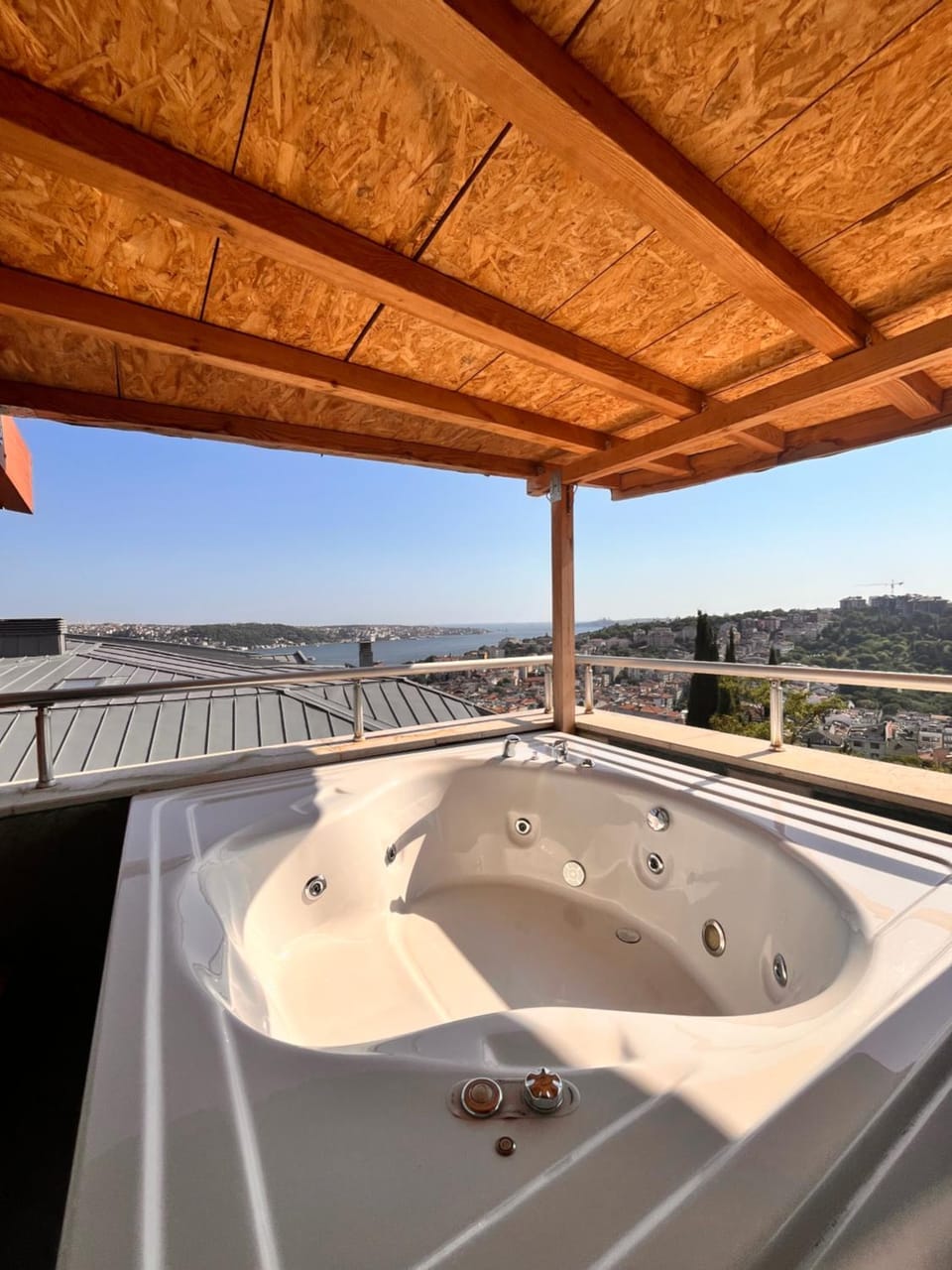 View (from property/room), Balcony/Terrace, Bath