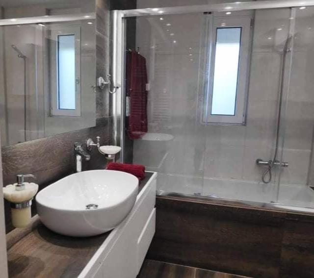 Hot Tub, Bathroom