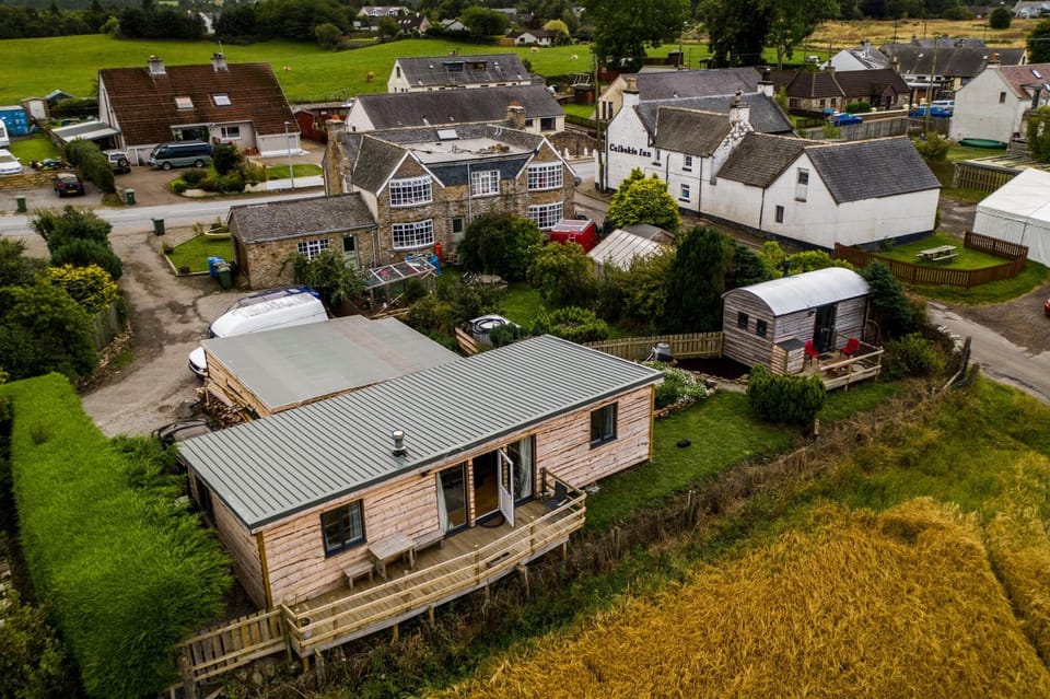 Property building, Day, Neighbourhood, Garden, Location