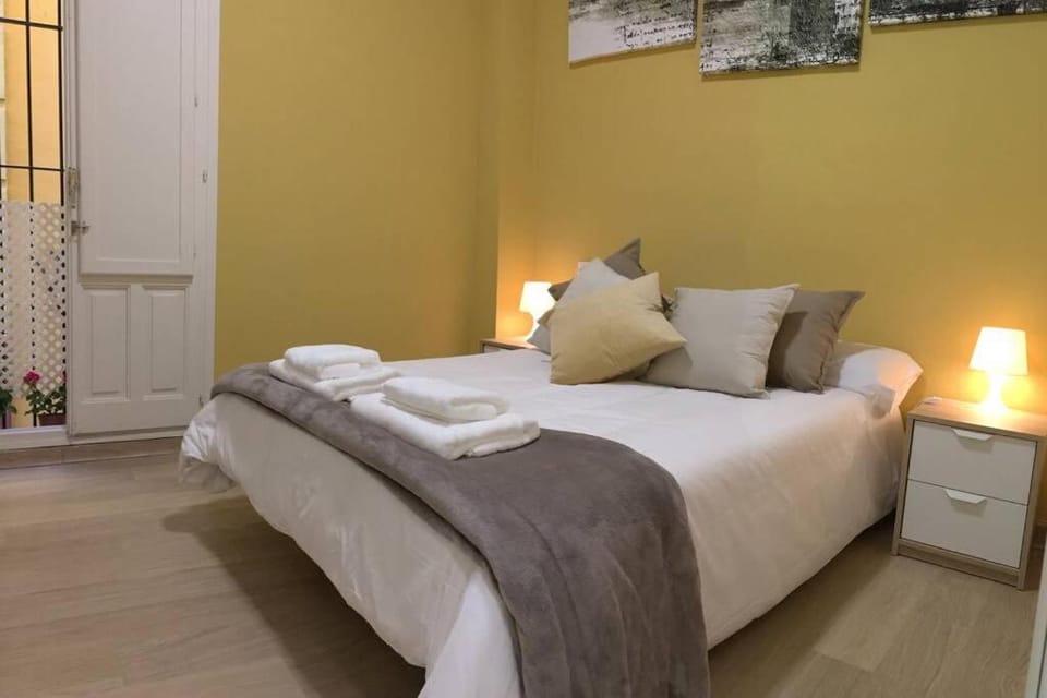 Bed, Bedroom, towels
