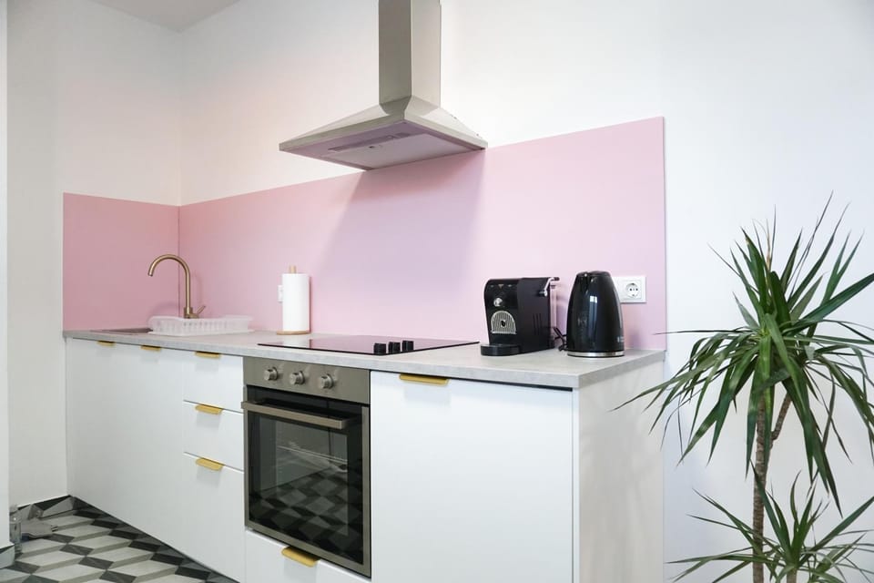 Coffee/tea facilities, Kitchen or kitchenette, pet friendly, stove, kitchen