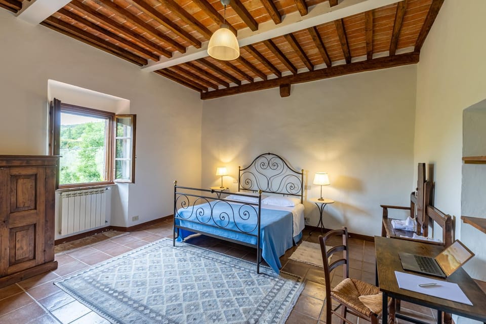 Bed, Photo of the whole room, Seating area, Bedroom