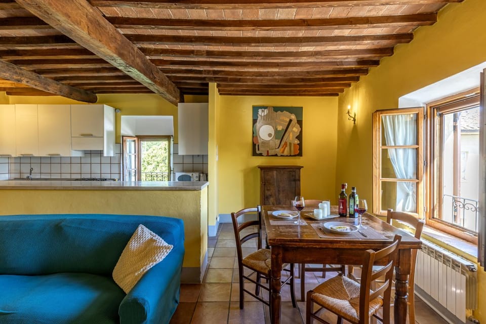 Kitchen or kitchenette, Living room, Seating area, Dining area