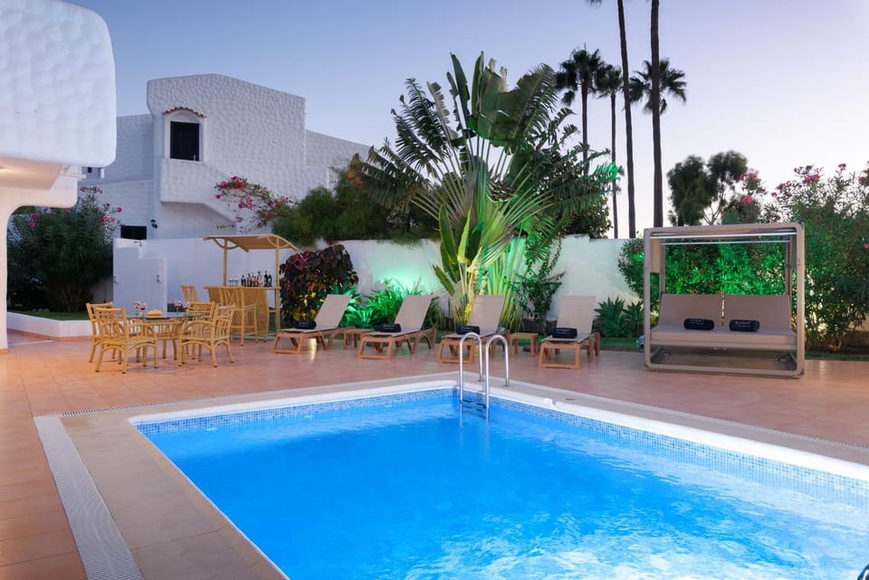 Swimming pool, sunbed