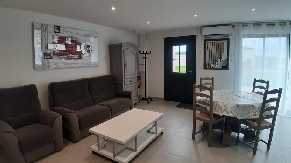 TV and multimedia, Coffee/tea facilities, Kitchen or kitchenette, Living room, Photo of the whole room, Dining area