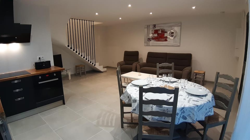 TV and multimedia, Coffee/tea facilities, Kitchen or kitchenette, Living room, Seating area, Dining area