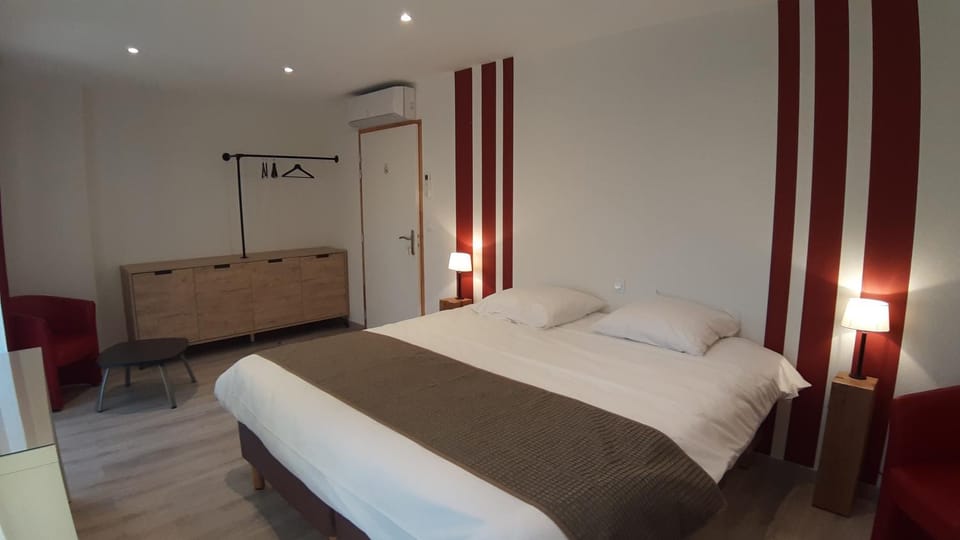 Living room, Photo of the whole room, Decorative detail, Bedroom