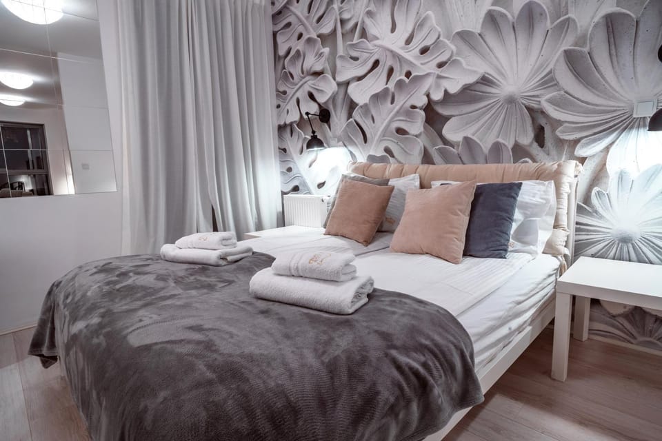 Bed, Photo of the whole room, Bedroom, towels