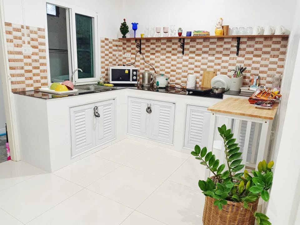 Kitchen or kitchenette, minibar, stove