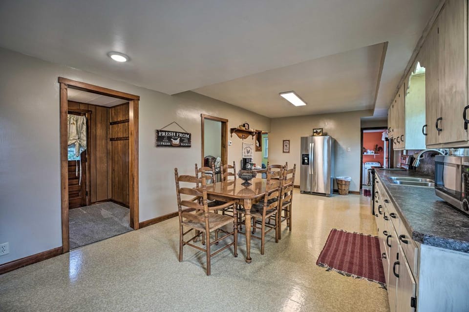 Rise and Shine Farm in Goshen with BBQ and Fire Pit! House in Indiana