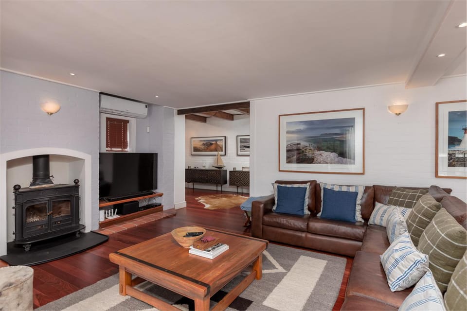 TV and multimedia, Living room, Seating area, Evening entertainment