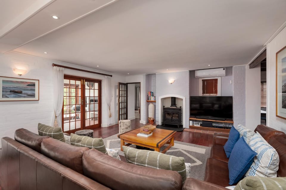 TV and multimedia, Living room, Seating area, Evening entertainment