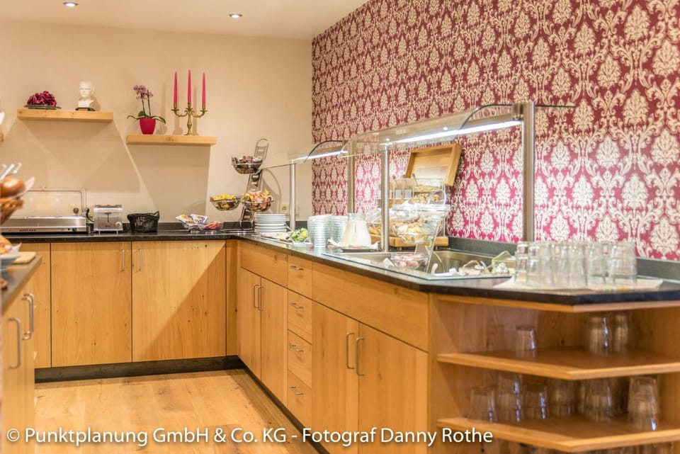 Restaurant/places to eat, Buffet breakfast