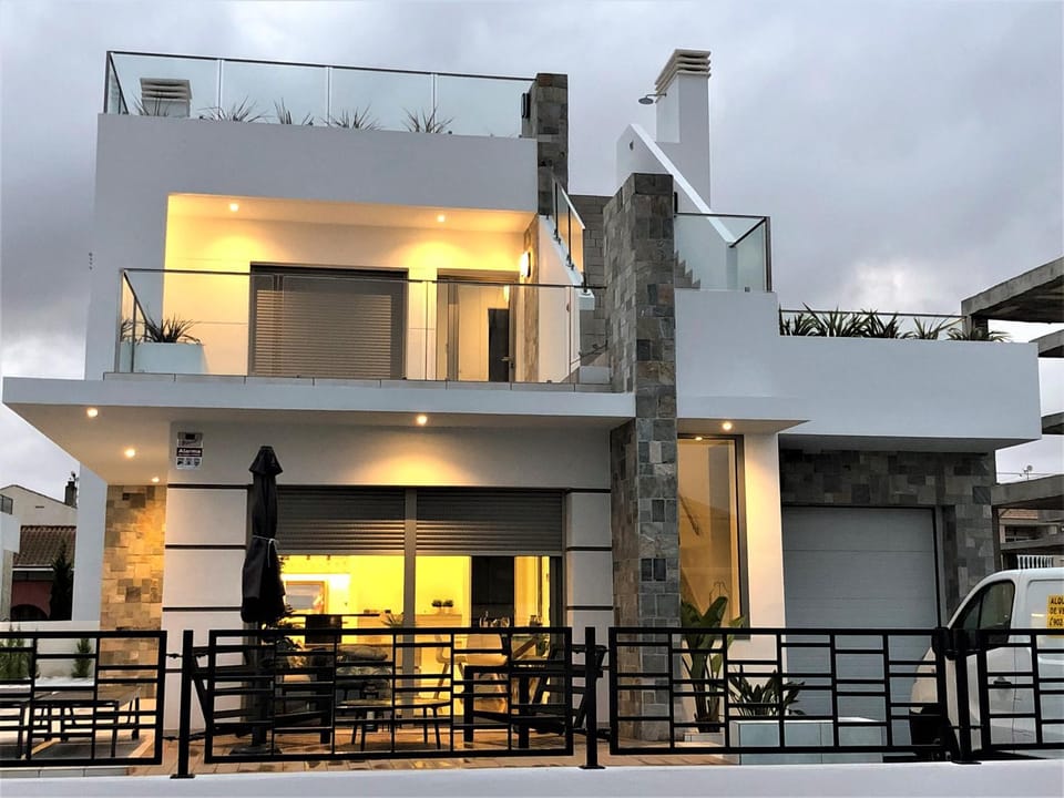Property building, Facade/entrance, Balcony/Terrace, Street view