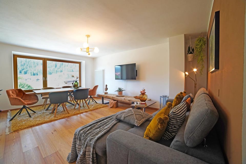 TV and multimedia, Living room, Seating area, Evening entertainment