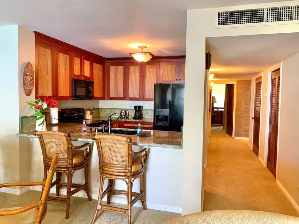 Kitchen or kitchenette, Seating area, Dining area