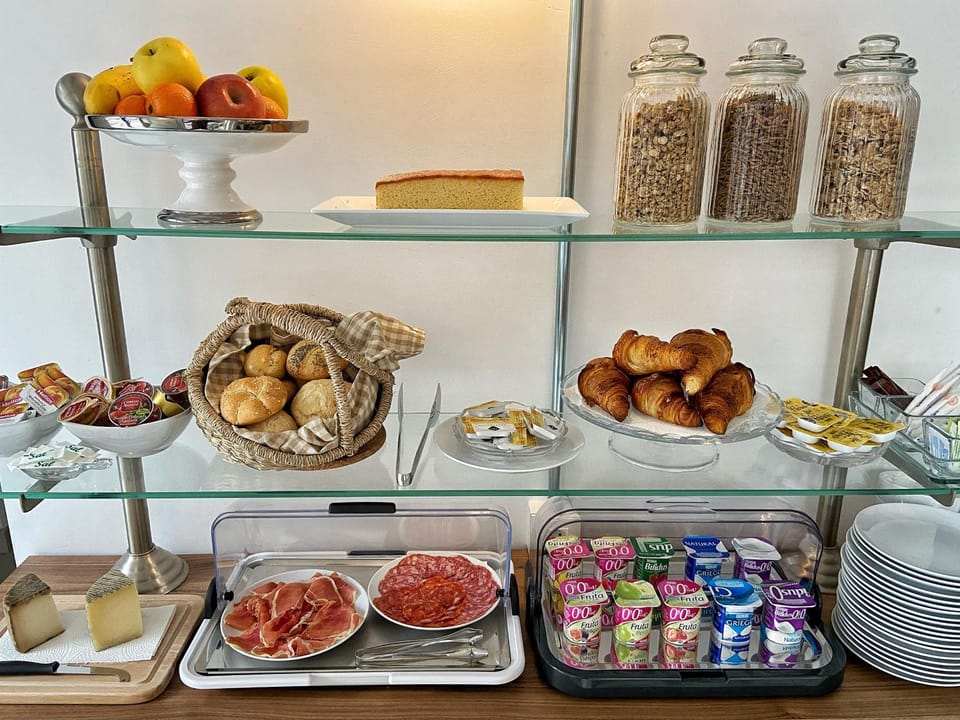 Breakfast, Continental breakfast, Buffet breakfast