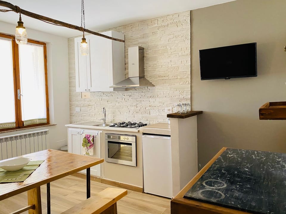 Kitchen or kitchenette, Dining area