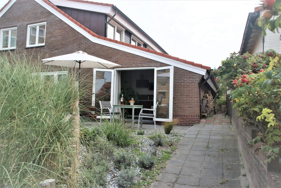 Property building, Patio, Facade/entrance